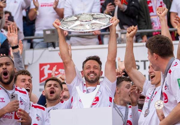 Übergabe der Meisterschale. Meister der 2. Bundesliga. Jubel beim 1. FC Köln. Hier: Mark Uth (1. FC Koeln, 13) 18.05.2025, 1. FC Köln - 1. FC Kaiserslautern Fussball, 2. Bundesliga, RheinEnergieStadion Köln DFL regulations prohibit any use of photographs as image sequences and or quasi-video.