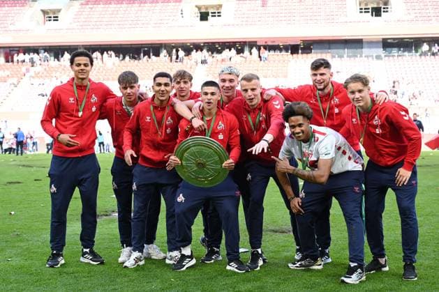 Spieler 1. FC Koeln A-Junioren mit Meisterschale waehrend des Spiels der 2. Bundesliga zwischen 1. FC Köln und 1. FC Kaiserslautern im RheinEnergieStadion am 18. May 2025 in Köln, Deutschland. (Foto von Ralf Treese DeFodi Images) +++ Spieler 1. FC Koeln A-Junioren with championship trophy during the 2. Bundesliga match between 1. FC Köln and 1. FC Kaiserslautern at RheinEnergieStadion on May 18, 2025 in Cologne, Germany. (Photo by Ralf Treese DeFodi Images) DFB DFL REGULATIONS PROHIBIT ANY USE OF PHOTOGRAPHS AS IMAGE SEQUENCES AND OR QUASI-VIDEO. (Photo by Ralf Treese DeFodi Images)