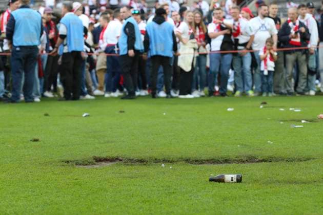Der kaputte Rasen nach dem Platzsturm ist zu sehen waehrend des Spiels der 2. Bundesliga zwischen 1. FC Köln und 1. FC Kaiserslautern im RheinEnergieStadion am 18. May 2025 in Köln, Deutschland. (Foto von Oliver Kaelke DeFodi Images) +++ The damaged lawn after the pitch invasion can be seen during the 2. Bundesliga match between 1. FC Köln and 1. FC Kaiserslautern at RheinEnergieStadion on May 18, 2025 in Cologne, Germany. (Photo by Oliver Kaelke DeFodi Images) DFB DFL REGULATIONS PROHIBIT ANY USE OF PHOTOGRAPHS AS IMAGE SEQUENCES AND OR QUASI-VIDEO. (Photo by Oliver Kaelke DeFodi Images)