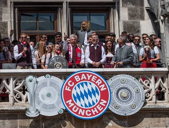 Dieter Reiter (Oberbuergermeister der Stadt Muenchen) und Herbert Hainer (Praesident, FC Bayern Muenchen) feiern mit der Herrenmannschaft den Meistertitel auf dem Rathausbalkon Empfang und Meisterehrung FC Bayern Muenchen Maenner und Frauen, Fussball, Bundesliga, Saison 2024 2025, 18.05.2025. Empfang und Meisterehrung FC Bayern Muenchen Maenner und Frauen, Fussball, Bundesliga, Saison 2024 2025, 18.05.2025. Muenchen Copyright: xEibner-Pressefoto HeikexFeinerx EP_HFR