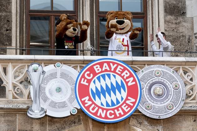 Die Maskottchen zeigen sich bereits auf dem mit den Trophaeen und dem Logo des FC Bayern Muenchen geschmueckten Rathausbalkon Empfang und Meisterehrung FC Bayern Muenchen Maenner und Frauen, Fussball, Bundesliga, Saison 2024 2025, 18.05.2025. Empfang und Meisterehrung FC Bayern Muenchen Maenner und Frauen, Fussball, Bundesliga, Saison 2024 2025, 18.05.2025. Muenchen Copyright: xEibner-Pressefoto HeikexFeinerx EP_HFR