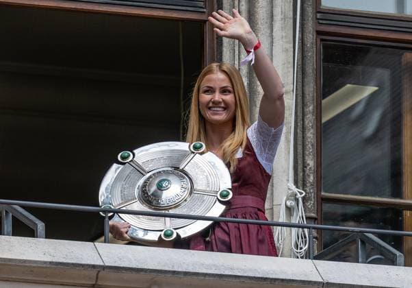 Kapitaenin Glodis Perla Viggosdottir (FC Bayern Muenchen Frauen, 4) praesentiert die Meisterschale der Google Pixel Frauen Bundesliga Empfang und Meisterehrung FC Bayern Muenchen Maenner und Frauen, Fussball, Bundesliga, Saison 2024 2025, 18.05.2025. Empfang und Meisterehrung FC Bayern Muenchen Maenner und Frauen, Fussball, Bundesliga, Saison 2024 2025, 18.05.2025. Muenchen Copyright: xEibner-Pressefoto HeikexFeinerx EP_HFR