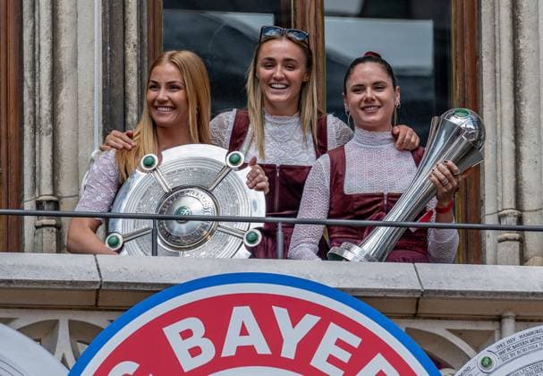 Sport Themen der Woche KW20 Sport Bilder des Tages Kapitaenin Glodis Perla Viggosdottir (FC Bayern Muenchen Frauen, 4) mit der Meisterschale der Google Pixel Frauen Bundesliga, Sarah Zadrazil (FC Bayern Muenchen Frauen, 25) und Georgia Stanway (FC Bayern Muenchen Frauen, 31) praesentieren den DFB-Pokal der Frauen Empfang und Meisterehrung FC Bayern Muenchen Maenner und Frauen, Fussball, Bundesliga, Saison 2024 2025, 18.05.2025. Empfang und Meisterehrung FC Bayern Muenchen Maenner und Frauen, Fussball, Bundesliga, Saison 2024 2025, 18.05.2025. Muenchen *** Captain Glodis Perla Viggosdottir FC Bayern Muenchen Women, 4 with the championship trophy of the Google Pixel Womens Bundesliga, Sarah Zadrazil FC Bayern Muenchen Women, 25 and Georgia Stanway FC Bayern Muenchen Women, 31 present the DFB Cup Womens Reception and Championship Ceremony FC Bayern Muenchen Men and Women, Football, Bundesliga, Season 2024 2025, 18 05 2025 Reception and Championship Ceremony FC Bayern Muenchen Men and Women, Football, Bundesliga, Season 2024 2025, 18 05 2025 Muenchen Copyright: xEibner-Pressefoto HeikexFeinerx EP_HFR