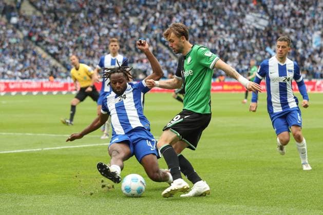 18.05.2025, xtgx, Fussball 2. Bundesliga, Hertha BSC Berlin - Hannover 96 emspor, v.l. Deyovaisio Zeefuik (Hertha, 42), Kolja Oudenne (Hannover) Zweikampf, Duell, Kampf, tackle (DFL DFB REGULATIONS PROHIBIT ANY USE OF PHOTOGRAPHS as IMAGE SEQUENCES and or QUASI-VIDEO) Berlin