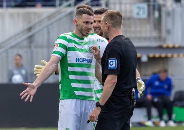 Diskussion zwischen Branimir Hrgota 10 (Spvgg Greuther Fuerth) und Schiedsrichter Referee Robert Schroeder, Spvgg Greuther Fuerth vs. Hamburger SV Fussball, 2. Bundesliga, DFL, Saison 2024 2025, Rueckrunde, 34. Spieltag, 18.05.2025 DFB regulations prohibit any use of photographs as image sequences and or quasi-video