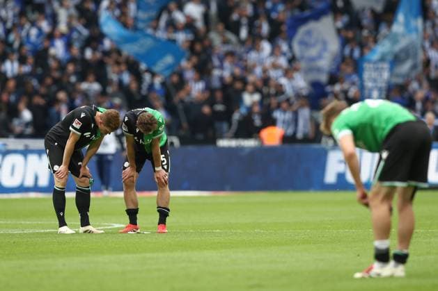 18.05.2025, xtgx, Fussball 2. Bundesliga, Hertha BSC Berlin - Hannover 96 emspor, v.l. Marcel Halstenberg (Hannover, 23), Phil Neumann (Hannover, 5) enttaeuscht, enttäuscht, schaut enttaeuscht, niedergeschlagen, disappointed (DFL DFB REGULATIONS PROHIBIT ANY USE OF PHOTOGRAPHS as IMAGE SEQUENCES and or QUASI-VIDEO) Berlin