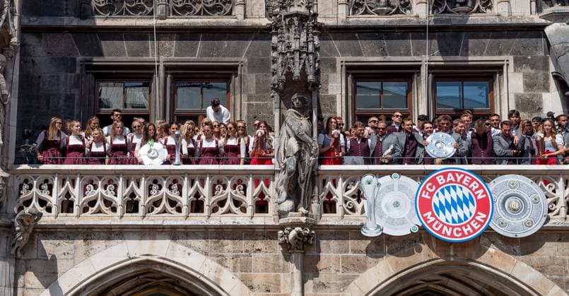 Die beiden Teams feiern die Meisterschaften und den Pokalsieg der Frauen auf dem Balkon des Muenchner Rathauses mit ihren Trophaeen Empfang und Meisterehrung FC Bayern Muenchen Maenner und Frauen, Fussball, Bundesliga, Saison 2024 2025, 18.05.2025. Empfang und Meisterehrung FC Bayern Muenchen Maenner und Frauen, Fussball, Bundesliga, Saison 2024 2025, 18.05.2025. Muenchen Copyright: xEibner-Pressefoto HeikexFeinerx EP_HFR