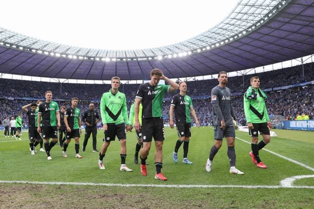 18.05.2025, xtgx, Fussball 2. Bundesliga, Hertha BSC Berlin - Hannover 96 emspor, v.l. Hannover enttaeuscht, enttäuscht, schaut enttaeuscht, niedergeschlagen, disappointed (DFL DFB REGULATIONS PROHIBIT ANY USE OF PHOTOGRAPHS as IMAGE SEQUENCES and or QUASI-VIDEO) Berlin