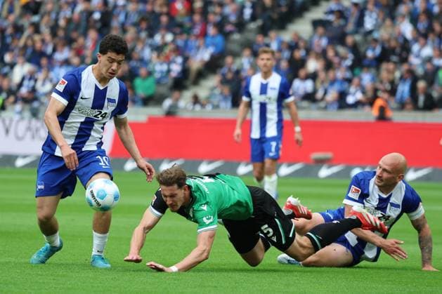 2. Fußball Bundesliga, Hertha BSC - Hannover 96 Ibrahim Maza (Hertha BSC Berlin 10) im Zweikampf mit Phil Neumann (Hannover 5) , rechts Toni Leistner (Hertha BSC Berlin 37), während der Begegnung in der 2. Fußball Bundesliga, Hertha BSC - Hannover 96 in Berlin, Olympiastadion, am 18.05.2025. DFB regulations prohibit any use of photographs as image sequences and or quasi video.
