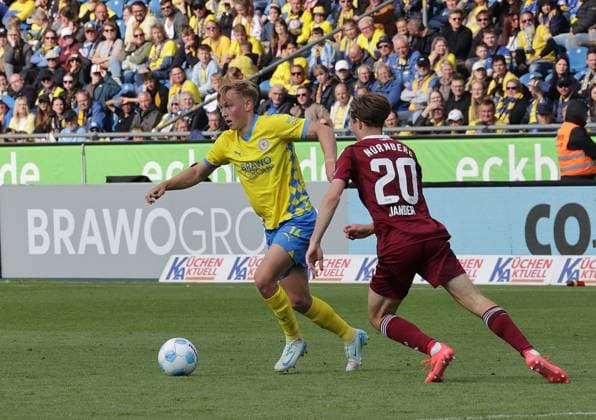 Julian Baas (Eintracht Braunschweig) im Duell mit Caspar Jander (1. FC Nuernberg) Fussball, Herren, Saison 2024 2025 2.BL, Eintracht Stadion, Eintracht Braunschweig gegen 1.FC Nuernberg, 1-4 Braunschweig muss in die Relegation DFL REGULATIONS PROHIBIT ANY USE OF PHOTOGRAPHS AS IMAGE SEQUENCES AND OR QUASI-VIDEO.