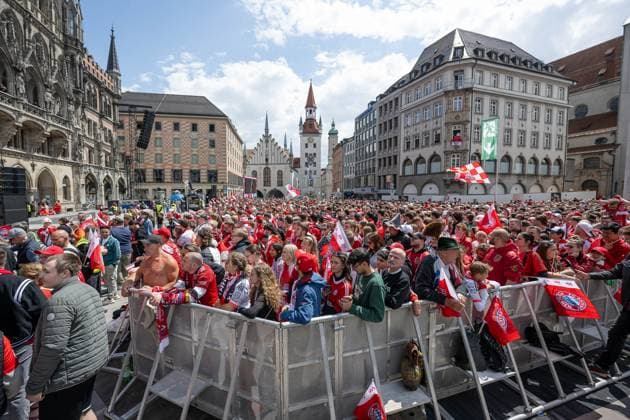 Die Fans stehen bereits erwartungsvoll auf dem Marienplatz und moechten ihre Stars auf dem Balkon sehen Empfang und Meisterehrung FC Bayern Muenchen Maenner und Frauen, Fussball, Bundesliga, Saison 2024 2025, 18.05.2025. Empfang und Meisterehrung FC Bayern Muenchen Maenner und Frauen, Fussball, Bundesliga, Saison 2024 2025, 18.05.2025. Muenchen Copyright: xEibner-Pressefoto HeikexFeinerx EP_HFR