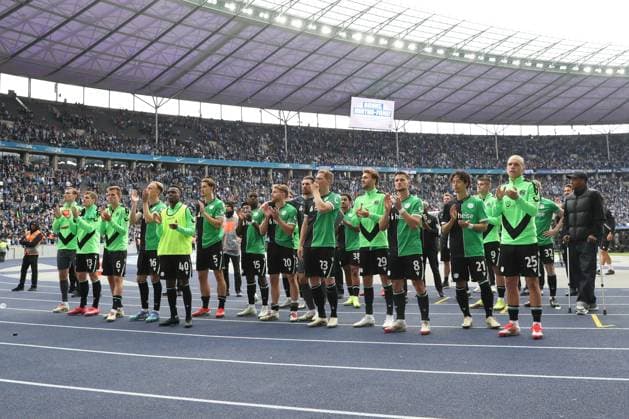 18.05.2025, xtgx, Fussball 2. Bundesliga, Hertha BSC Berlin - Hannover 96 emspor, v.l. Hannover Bedankt sich bei den Fans (DFL DFB REGULATIONS PROHIBIT ANY USE OF PHOTOGRAPHS as IMAGE SEQUENCES and or QUASI-VIDEO) Berlin
