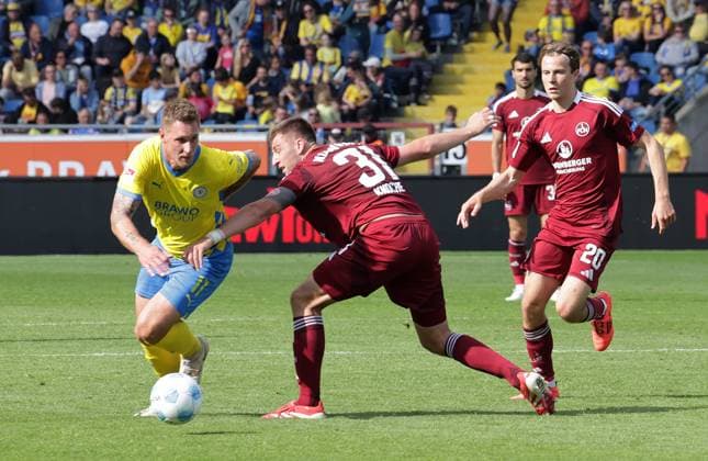 Sebastian Polter (Eintracht Braunschweig), Robin Knoche (1. FC Nuernberg) im Zweikampf Fussball, Herren, Saison 2024 2025 2.BL, Eintracht Stadion, Eintracht Braunschweig gegen 1.FC Nuernberg, 1-4 Braunschweig muss in die Relegation DFL REGULATIONS PROHIBIT ANY USE OF PHOTOGRAPHS AS IMAGE SEQUENCES AND OR QUASI-VIDEO.