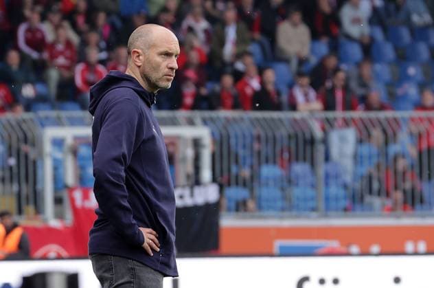 Cheftrainer Daniel Scherning (Eintracht Braunschweig) Fussball, Herren, Saison 2024 2025 2.BL, Eintracht Stadion, Eintracht Braunschweig gegen 1.FC Nuernberg, 1-4 Braunschweig muss in die Relegation DFL REGULATIONS PROHIBIT ANY USE OF PHOTOGRAPHS AS IMAGE SEQUENCES AND OR QUASI-VIDEO.