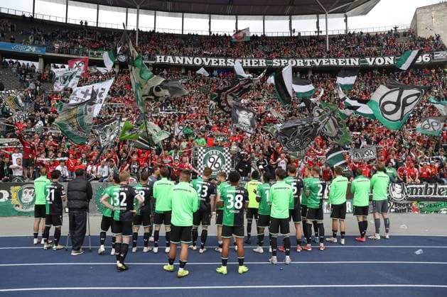 18.05.2025, xtgx, Fussball 2. Bundesliga, Hertha BSC Berlin - Hannover 96 emspor, v.l. Hannover Bedankt sich bei den Fans (DFL DFB REGULATIONS PROHIBIT ANY USE OF PHOTOGRAPHS as IMAGE SEQUENCES and or QUASI-VIDEO) Berlin