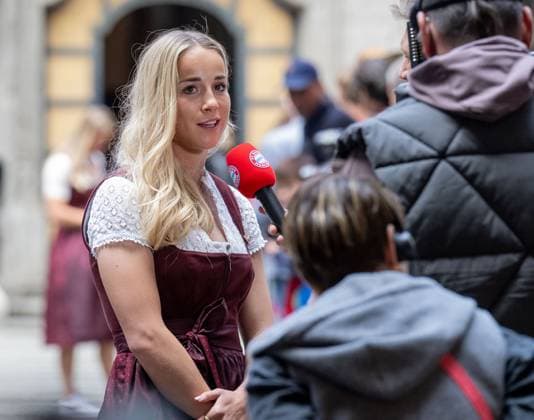 Giulia Gwinn (FC Bayern Muenchen Frauen, 7) beim Interview Empfang und Meisterehrung FC Bayern Muenchen Maenner und Frauen, Fussball, Bundesliga, Saison 2024 2025, 18.05.2025. Empfang und Meisterehrung FC Bayern Muenchen Maenner und Frauen, Fussball, Bundesliga, Saison 2024 2025, 18.05.2025. Muenchen Copyright: xEibner-Pressefoto HeikexFeinerx EP_HFR