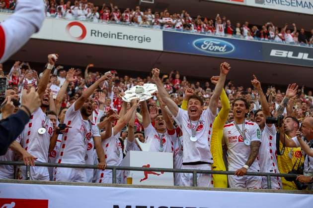 Köln, Deutschland, 18.05.25: die Mannschaft von 1. FC Köln feiert den Aufstieg mit der Meisterschale waehrend des Spiels der 2. Bundesliga zwischen 1. FC Köln vs 1. FC Kaiserslautern im RheinEnergieStadion Köln RheinEnergieStadion North Rhine-Westphalia Germany