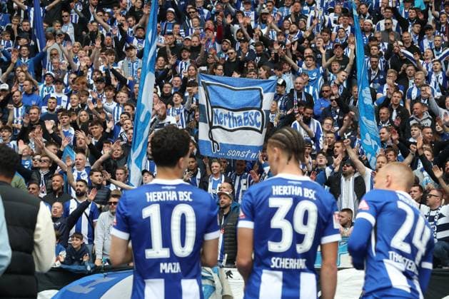 18.05.2025, xtgx, Fussball 2. Bundesliga, Hertha BSC Berlin - Hannover 96 emspor, v.l. Hertha Bedankt sich bei den Fans (DFL DFB REGULATIONS PROHIBIT ANY USE OF PHOTOGRAPHS as IMAGE SEQUENCES and or QUASI-VIDEO) Berlin