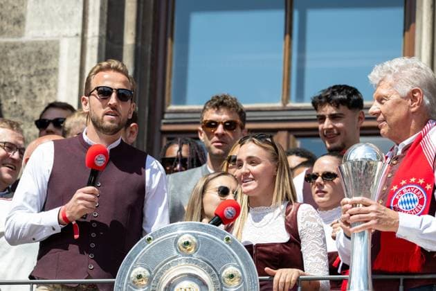 Harry Kane 9 (FC Bayern Muenchen) singt mit Georgia Stanway 31 (FC Bayern Muenchen Frauen), Dieter Reiter hoert zu, Meisterfeier, Rathausbalkon, FC Bayern Muenchen und FC Bayern Frauen, Fussball, 18.05.2025 DFB regulations prohibit any use of photographs as image sequences and or quasi-video Muenchen Bayern Deutschland