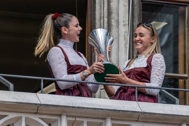 Sarah Zadrazil (FC Bayern Muenchen Frauen, 25) und Georgia Stanway (FC Bayern Muenchen Frauen, 31) praesentieren den DFB-Pokal der Frauen Empfang und Meisterehrung FC Bayern Muenchen Maenner und Frauen, Fussball, Bundesliga, Saison 2024 2025, 18.05.2025. Empfang und Meisterehrung FC Bayern Muenchen Maenner und Frauen, Fussball, Bundesliga, Saison 2024 2025, 18.05.2025. Muenchen Copyright: xEibner-Pressefoto HeikexFeinerx EP_HFR