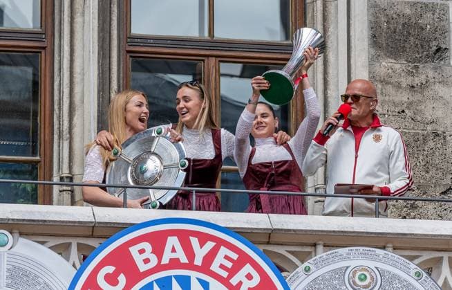 Kapitaenin Glodis Perla Viggosdottir (FC Bayern Muenchen Frauen, 4) mit der Meisterschale der Google Pixel Frauen Bundesliga, Sarah Zadrazil (FC Bayern Muenchen Frauen, 25) und Georgia Stanway (FC Bayern Muenchen Frauen, 31) praesentieren den DFB-Pokal der Frauen, rechts Stephan Lehmann (Stadionsprecher, FC Bayern Muenchen) Empfang und Meisterehrung FC Bayern Muenchen Maenner und Frauen, Fussball, Bundesliga, Saison 2024 2025, 18.05.2025. Empfang und Meisterehrung FC Bayern Muenchen Maenner und Frauen, Fussball, Bundesliga, Saison 2024 2025, 18.05.2025. Muenchen Copyright: xEibner-Pressefoto HeikexFeinerx EP_HFR
