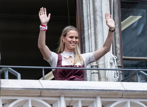 Klara Buehl (FC Bayern Muenchen Frauen, 17) Empfang und Meisterehrung FC Bayern Muenchen Maenner und Frauen, Fussball, Bundesliga, Saison 2024 2025, 18.05.2025. Empfang und Meisterehrung FC Bayern Muenchen Maenner und Frauen, Fussball, Bundesliga, Saison 2024 2025, 18.05.2025. Muenchen Copyright: xEibner-Pressefoto HeikexFeinerx EP_HFR