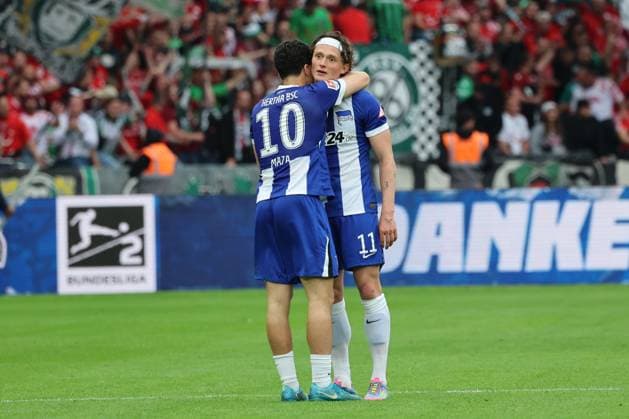 2. Fußball Bundesliga, Hertha BSC - Hannover 96 Ende, Spielende, Aus, Abschied, Ibrahim Maza (Hertha BSC Berlin 10) umarmt Fabian Reese (Hertha BSC Berlin 11), während der Begegnung in der 2. Fußball Bundesliga, Hertha BSC - Hannover 96 in Berlin, Olympiastadion, am 18.05.2025. DFB regulations prohibit any use of photographs as image sequences and or quasi video.
