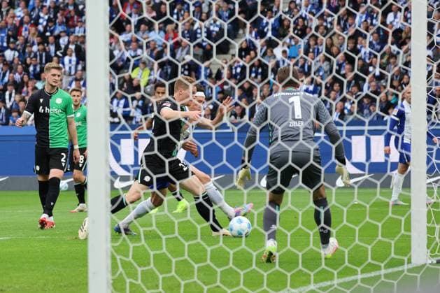 2. Fußball Bundesliga, Hertha BSC - Hannover 96 Fabian Reese (Hertha BSC Berlin 11)im Zweikampf mit Marcel Halstenberg (Hannover 23) . Vorne Torwart Ron-Robert Zieler (Hannover 1) hält, sichert den Ball, während der Begegnung in der 2. Fußball Bundesliga, Hertha BSC - Hannover 96 in Berlin, Olympiastadion, am 18.05.2025. DFB regulations prohibit any use of photographs as image sequences and or quasi video.