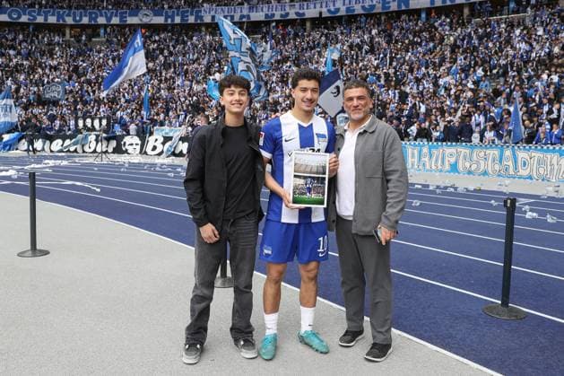 18.05.2025, xtgx, Fussball 2. Bundesliga, Hertha BSC Berlin - Hannover 96 emspor, v.l. Hertha verabschiedet Ibrahim Maza (Hertha, 10) (DFL DFB REGULATIONS PROHIBIT ANY USE OF PHOTOGRAPHS as IMAGE SEQUENCES and or QUASI-VIDEO) Berlin