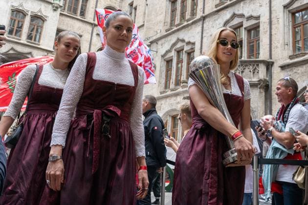 Sarah Zadrazil 25 (FC Bayern Muenchen Frauen), Giulia Gwinn 7 (FC Bayern Muenchen Frauen) bei der Ankunft im Rathaus mit dem Pokal, Meisterfeier, Rathausbalkon, FC Bayern Muenchen und FC Bayern Frauen, Fussball, 18.05.2025 DFB regulations prohibit any use of photographs as image sequences and or quasi-video Muenchen Bayern Deutschland