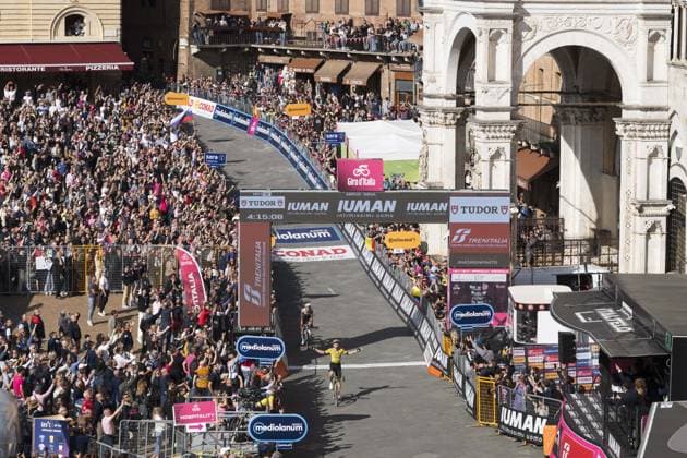 Van Aert Wout of Team Visma celebrates as he cycles to the finish line to win after the stage 9 of the Giro d™Italia from Gubbio to Siena, Italy - Sunday, May 18, 2025. - cycling.  Copyright: xMatteoxSecci Lapressex