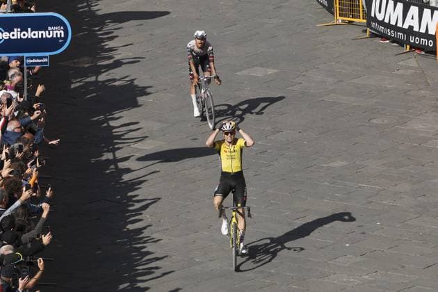Van Aert Wout of Team Visma celebrates as he cycles to the finish line to win after the stage 9 of the Giro d™Italia from Gubbio to Siena, Italy - Sunday, May 18, 2025. - cycling.  Copyright: xMatteoxSecci Lapressex
