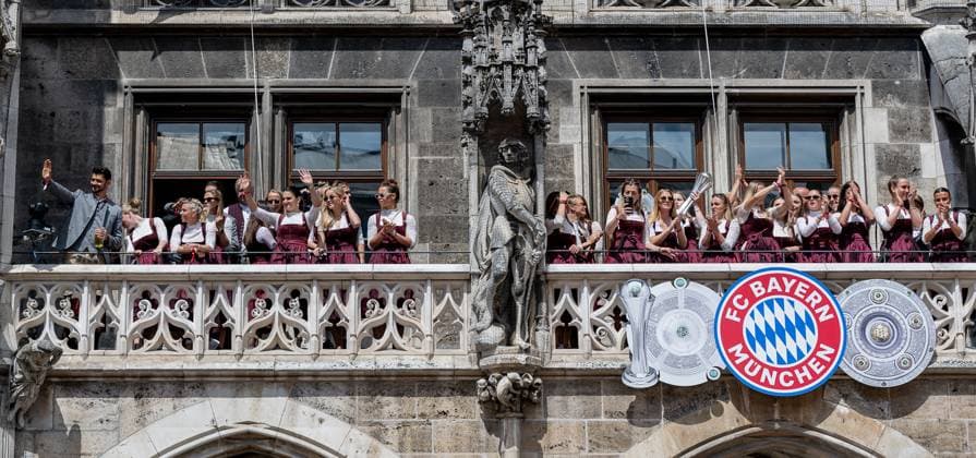 Das Frauenteam laesst sich auf dem Rathausbalkon fuer den Gewinn des Doubles feiern Empfang und Meisterehrung FC Bayern Muenchen Maenner und Frauen, Fussball, Bundesliga, Saison 2024 2025, 18.05.2025. Empfang und Meisterehrung FC Bayern Muenchen Maenner und Frauen, Fussball, Bundesliga, Saison 2024 2025, 18.05.2025. Muenchen Copyright: xEibner-Pressefoto HeikexFeinerx EP_HFR