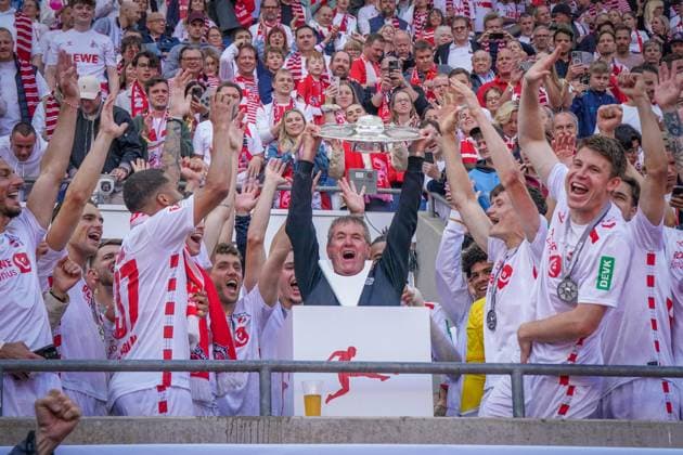 18.05.2025 - Deutschland: 2. Fussball Bundesliga 2024 2025, 34. Spieltag - 1. FC Köln vs. 1. FC Kaiserslautern - Rhein-Energie-Stadion (Köln): Friedhelm Funkel (Trainer, 1. FC Köln) mit Meisterschale, Aufstieg, Meisterschaft, Jubel, Freude