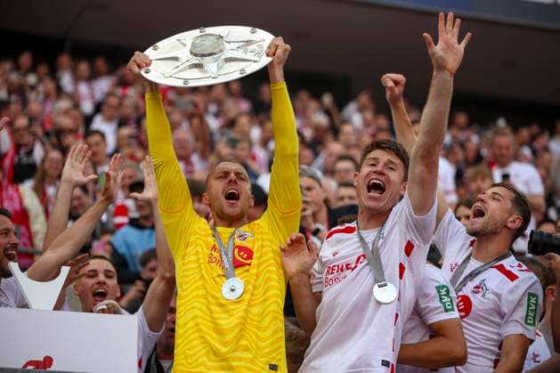 Sport Bilder des Tages Köln, Deutschland, 18.05.25: Martin Schwäbe (1. FC Köln) gestikuliert, Gestik mit der Meisterschale waehrend des Spiels der 2. Bundesliga zwischen 1. FC Köln vs 1. FC Kaiserslautern im RheinEnergieStadion Köln RheinEnergieStadion North Rhine-Westphalia Germany