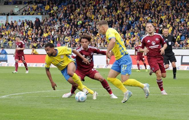 Leon Bell Bell (Eintracht Braunschweig), Janis Antiste (Nuernberg), Sven Koehler (Eintracht Braunschweig) Fussball, Herren, Saison 2024 2025 2.BL, Eintracht Stadion, Eintracht Braunschweig gegen 1.FC Nuernberg, 1-4 Braunschweig muss in die Relegation DFL REGULATIONS PROHIBIT ANY USE OF PHOTOGRAPHS AS IMAGE SEQUENCES AND OR QUASI-VIDEO.