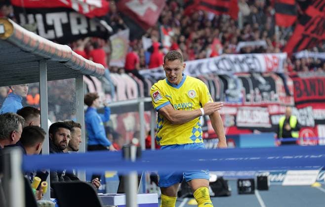 Sven Koehler (Eintracht Braunschweig) sauer nach seiner Auswechslung Fussball, Herren, Saison 2024 2025 2.BL, Eintracht Stadion, Eintracht Braunschweig gegen 1.FC Nuernberg, 1-4 Braunschweig muss in die Relegation DFL REGULATIONS PROHIBIT ANY USE OF PHOTOGRAPHS AS IMAGE SEQUENCES AND OR QUASI-VIDEO.