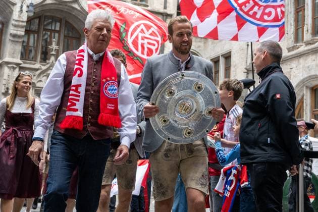 Dieter Reiter begleitet Harry Kane 9 (FC Bayern Muenchen) ins Rathaus, Meisterfeier, Rathausbalkon, FC Bayern Muenchen und FC Bayern Frauen, Fussball, 18.05.2025 DFB regulations prohibit any use of photographs as image sequences and or quasi-video Muenchen Bayern Deutschland