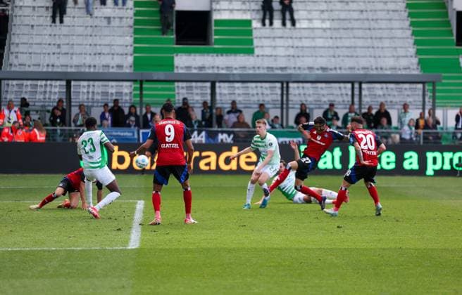 Nicht gegebenes Tor von Davie Selke 27 (Hamburger SV) wegen Stuermerfoul, durch den VAR aberkannt, Spvgg Greuther Fuerth vs. Hamburger SV Fussball, 2. Bundesliga, DFL, Saison 2024 2025, Rueckrunde, 34. Spieltag, 18.05.2025 DFB regulations prohibit any use of photographs as image sequences and or quasi-video