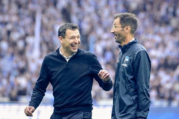 Fussball 2.Bundesliga, Hertha BSC Berlin - Hannover 96 18.05.2025, xdanx, Fussball 2.Bundesliga, Hertha BSC Berlin - Hannover 96 emspor, v.l. Benjamin Weber (Hertha BSC Sportdirektor), Andre Mijatovic (Hertha BSC Co.Trainer) Jubel ueber den Sieg (DFL DFB REGULATIONS PROHIBIT ANY USE OF PHOTOGRAPHS as IMAGE SEQUENCES and or QUASI-VIDEO) Daniel Lakomski Mix1 Berlin Olympiastadion Berlin Deutschland (DEU)
