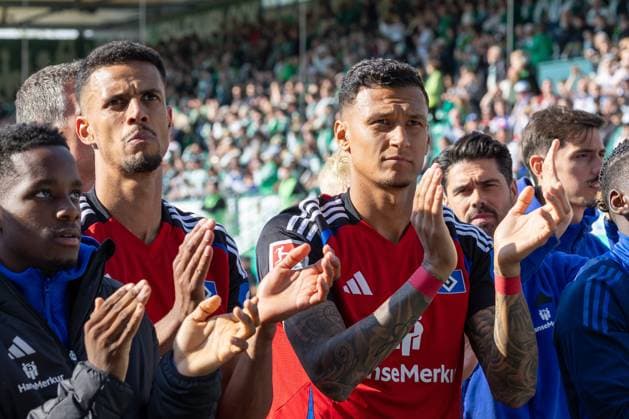 Schlussjubel bei den Fans, Robert Glatzel 9 (Hamburger SV), Davie Selke 27 (Hamburger SV), Spvgg Greuther Fuerth vs. Hamburger SV Fussball, 2. Bundesliga, DFL, Saison 2024 2025, Rueckrunde, 34. Spieltag, 18.05.2025 DFB regulations prohibit any use of photographs as image sequences and or quasi-video