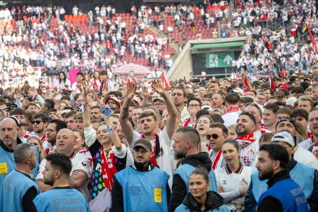 18.05.2025, Fussball: 2. Bundesliga, Saison 2024 2025, 34. Spieltag, 1. FC Koeln - 1. FC Kaiserslautern im RheinEnergieStadion in Koeln. Die Fans haben den Innenraum gestuermt und feiern die Meisterschaft. Wichtiger Hinweis: Gemaess den Vorgaben der DFL Deutsche Fussball Liga bzw. des DFB Deutscher Fussball-Bund ist es untersagt, in dem Stadion und oder vom Spiel angefertigte Fotoaufnahmen in Form von Sequenzbildern und oder videoaehnlichen Fotostrecken zu verwerten bzw. verwerten zu lassen. Foto: Kirchner-Media Thomas Haesler
