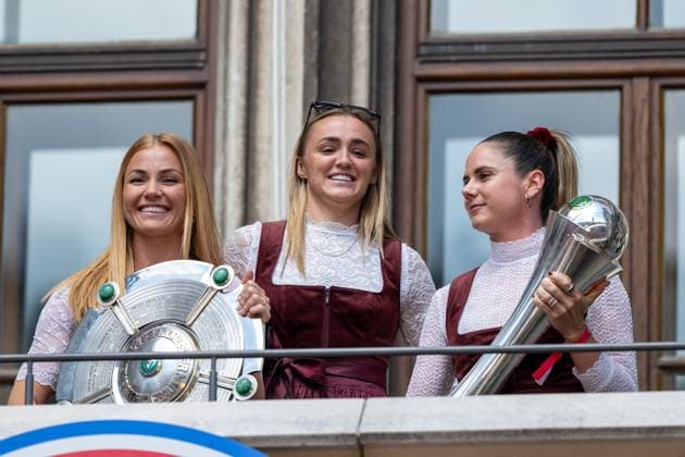 Glodis Perla Viggosdottir 4 (FC Bayern Muenchen Frauen), Georgia Stanway 31 (FC Bayern Muenchen Frauen), Sarah Zadrazil 25 (FC Bayern Muenchen Frauen) mit Meisterschale und Pokal, Meisterfeier, Rathausbalkon, FC Bayern Muenchen und FC Bayern Frauen, Fussball, 18.05.2025 DFB regulations prohibit any use of photographs as image sequences and or quasi-video Muenchen Bayern Deutschland