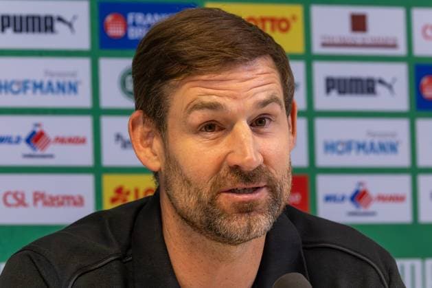 Trainer Thomas Kleine (Spvgg Greuther Fuerth) bei der Pressekonferenz, Spvgg Greuther Fuerth vs. Hamburger SV Fussball, 2. Bundesliga, DFL, Saison 2024 2025, Rueckrunde, 34. Spieltag, 18.05.2025 DFB regulations prohibit any use of photographs as image sequences and or quasi-video