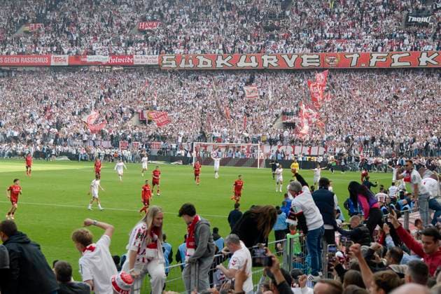 Schlussjubel Schlußjubel Emotion Freude Platzsturm der Fans 18.05.2025 Fussball 1. FC Koeln vs 1. FC Kaiserslautern, Rheinenergiestadion, Koeln, DFB DFL REGULATIONS PROHIBIT ANY USE OF PHOTOGRAPHS AS IMAGE SEQUENCES AND OR QUASI-VIDEO