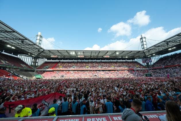 18.05.2025, Fussball, 2. Bundesliga, 34. Spieltag Saison 2024 2025, 1. FC Köln - 1. FC Kaiserslautern, Platzsturm beim 1.FC Köln nach dem Aufstieg. xRHR-FOTO TKx