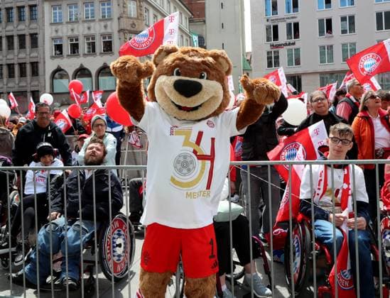 Fussball, Herren, Bundesliga, Saison 2024 2025, FC Bayern München, Meisterfeier, Rathausbalkon, Marienplatz Das Maskottchen des FC Bayern München, Berni mit dme Jubiläums T-Shirt beim Feiern