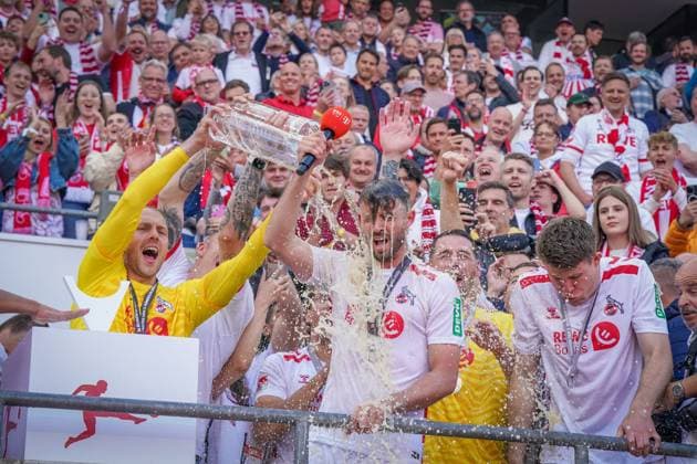 18.05.2025 - Deutschland: 2. Fussball Bundesliga 2024 2025, 34. Spieltag - 1. FC Köln vs. 1. FC Kaiserslautern - Rhein-Energie-Stadion (Köln): Bierdusche für Mark Uth (1. FC Köln, 13) Meisterfeier, Aufstieg, letztes Spiel, Abschied