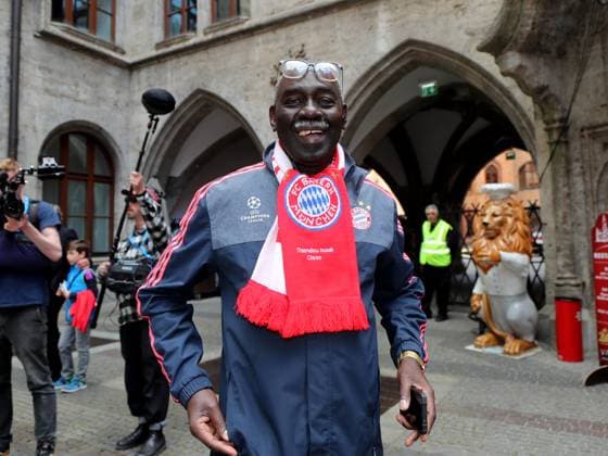 Fussball, Herren, Bundesliga, Saison 2024 2025, FC Bayern München, Meisterfeier, Rathausbalkon, Marienplatz Isaak Cisse, der Kulttaxifahrer aus München mit eigenem Schal