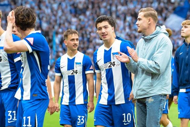 Fussball 2.Bundesliga, Hertha BSC Berlin - Hannover 96 18.05.2025, xdanx, Fussball 2.Bundesliga, Hertha BSC Berlin - Hannover 96 emspor, v.l. Michal Karbownik (Hertha BSC), Ibrahim Maza (Hertha BSC), Marten Winkler (Hertha BSC) auf dem Weg zur Ostkurve (DFL DFB REGULATIONS PROHIBIT ANY USE OF PHOTOGRAPHS as IMAGE SEQUENCES and or QUASI-VIDEO) Daniel Lakomski Mix1 Berlin Olympiastadion Berlin Deutschland (DEU)